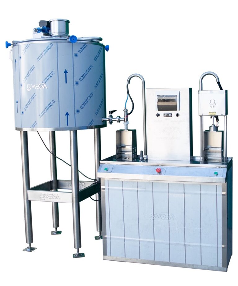 Máquina embotelladora de líquidos de 300 litros Omega Solari sobre fondo blanco